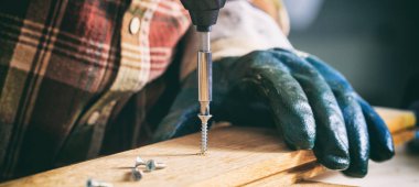 Marangoz bir elektrikli tornavida ile çalışma