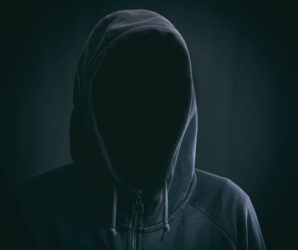 黒い背景にフード付きの男 — ストック写真