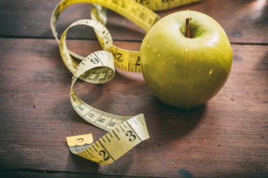 yeşil elma ve ölçü bandı
