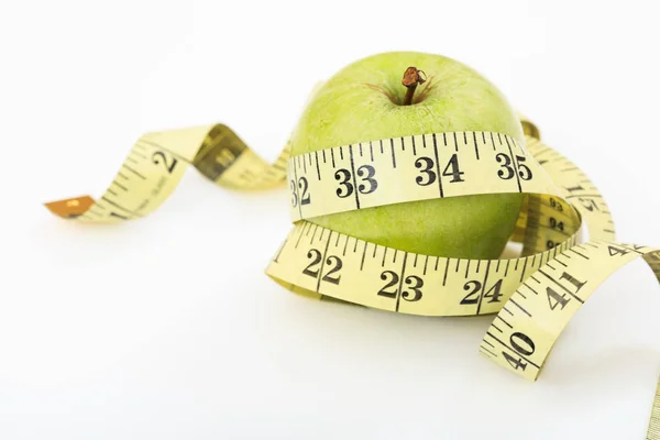 Yeşil elma ve ölçü bandı — Stok fotoğraf