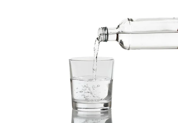 Wasser in ein Glas gießen — Stockfoto