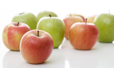 Beyaz arkaplanda elmalar