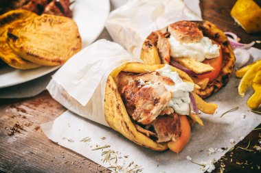 Bir pide Yunan gyros dedim