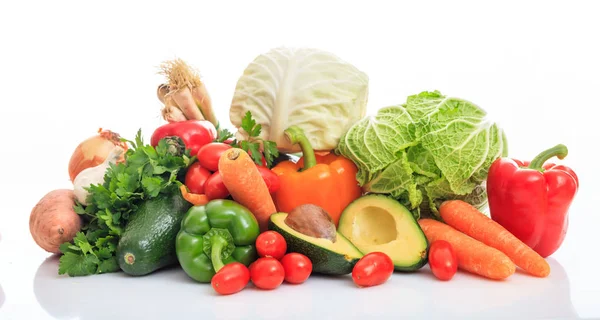 Varietà di verdure su sfondo bianco — Foto Stock
