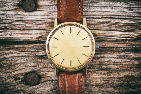 Vintage horloge op houten achtergrond — Stockfoto