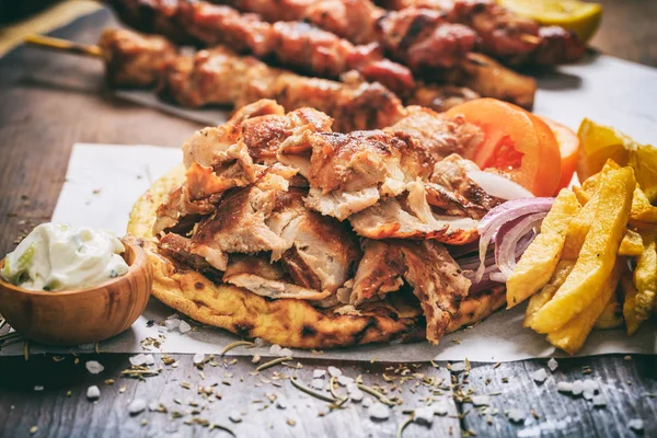 Giroscopios griegos en un pan de pita —  Fotos de Stock