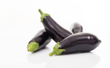 beyaz zemin üzerine patlıcan