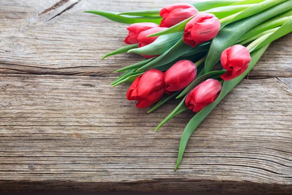 Rode tulpen op houten achtergrond — Stockfoto