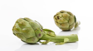 Beyaz arkaplanda izole edilmiş taze enginarlar