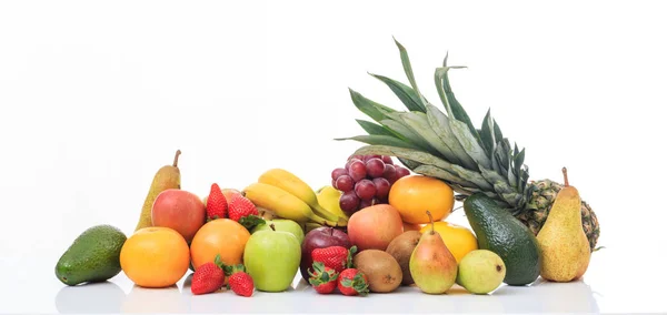 Varietà di frutti su sfondo bianco — Foto Stock
