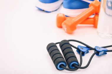 Beyaz arkaplanda fitness ekipmanları