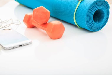Beyaz arkaplanda fitness ekipmanları