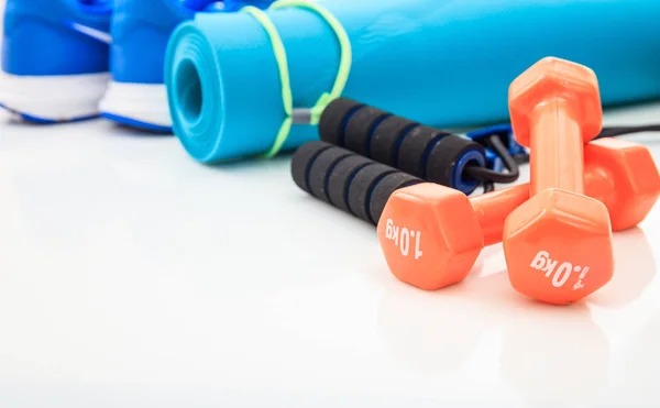 Equipamento de fitness em fundo branco — Fotografia de Stock