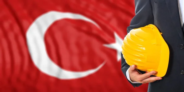 Інженер на фоні прапора Туреччини. 3D ілюстрація — стокове фото