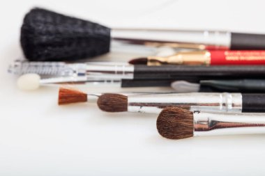 Beyaz arka plan üzerinde ayarla makyaj fırçaları