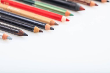 Makyaj kalemleri üzerinde izole beyaz arka plan belirleme