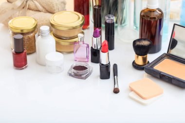 Beyaz arka plan üzerinde makyaj araçlar kümesi