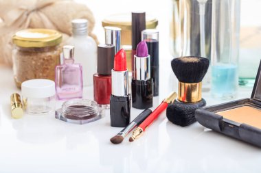 Beyaz arka plan üzerinde makyaj kozmetik kümesi