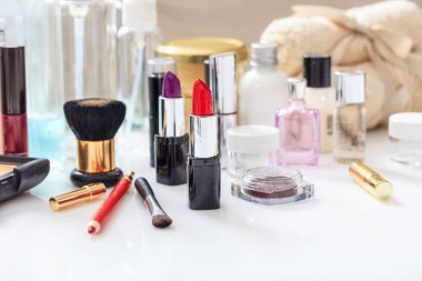 Beyaz arka plan üzerinde makyaj kozmetik kümesi