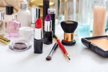 Beyaz arka plan üzerinde makyaj kozmetik kümesi