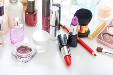 Beyaz arka plan üzerinde makyaj kozmetik kümesi