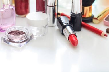 Beyaz arka plan üzerinde makyaj kozmetik kümesi