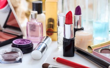 Beyaz arka plan üzerinde makyaj kozmetik kümesi