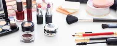 Beyaz arka plan üzerinde makyaj araçlar kümesi