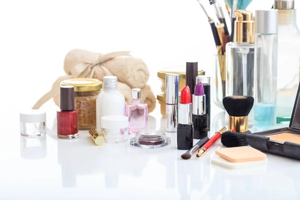 Zestaw kosmetyków do makijażu na białym tle — Zdjęcie stockowe