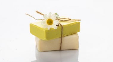El yapımı Sabun Bar ve beyaz arka plan üzerinde papatya