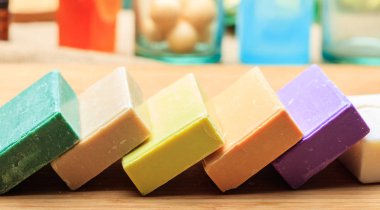 Sabun barlar ahşap arka plan üzerinde çeşitli