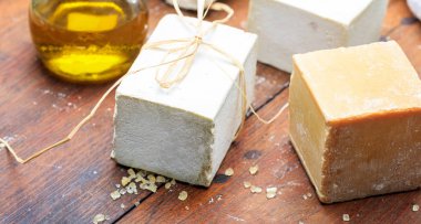 Ahşap arka planda el yapımı sabunlar