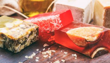 Ahşap arka planda el yapımı sabunlar