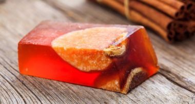 Ahşap arka plan olarak el yapımı Sabun bar