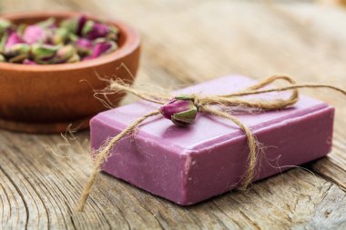Ahşap arka plan olarak el yapımı Sabun bar