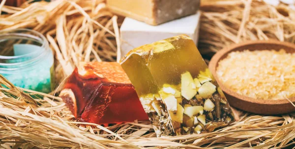 El yapımı Sabun barlar saman üzerinde