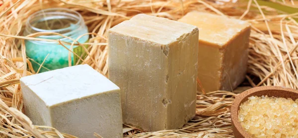 El yapımı Sabun barlar saman üzerinde