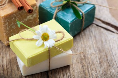 El yapımı Sabun Bar ve ahşap arka plan üzerinde papatya