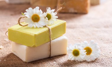 El yapımı Sabun Bar ve ahşap arka plan üzerinde papatya