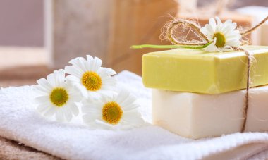 El yapımı Sabun Bar ve ahşap arka plan üzerinde papatya