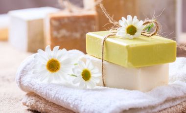 El yapımı Sabun Bar ve ahşap arka plan üzerinde papatya