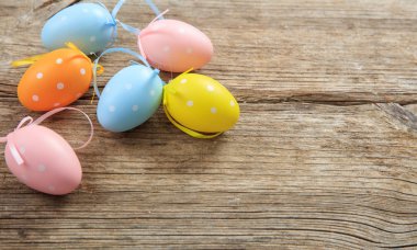 kopyalama alanı olan ahşap zemin üzerinde Paskalya yortusu yumurta