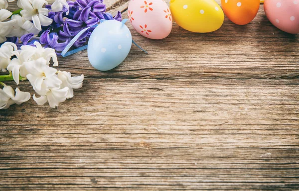 Ovos de Páscoa coloridos e espaço de cópia no fundo de madeira — Fotografia de Stock