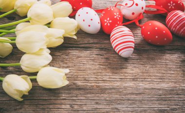 Paskalya yumurtaları ve Lale ahşap arka plan ve kopya alanı