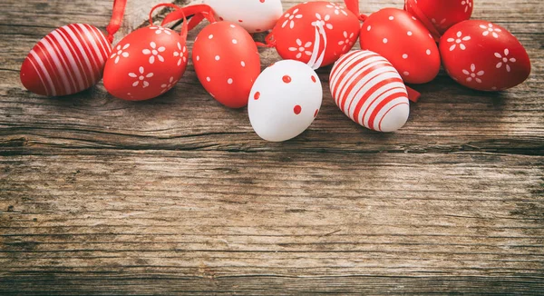 Huevos de Pascua coloridos y espacio de copia sobre fondo de madera —  Fotos de Stock