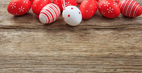 Huevos de Pascua coloridos y espacio de copia sobre fondo de madera — Foto de Stock