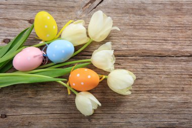 Paskalya yumurtaları ve Lale ahşap arka plan ve kopya alanı