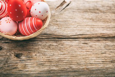 kopyalama alanı olan ahşap zemin üzerinde Paskalya yortusu yumurta