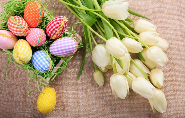 复活节彩蛋和麻布郁金香 — 图库照片