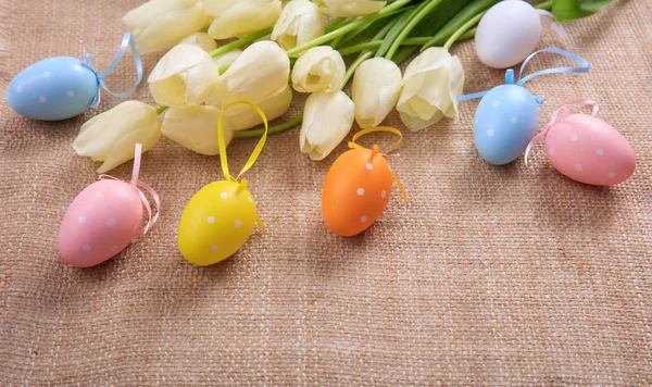 复活节彩蛋和麻布郁金香 — 图库照片